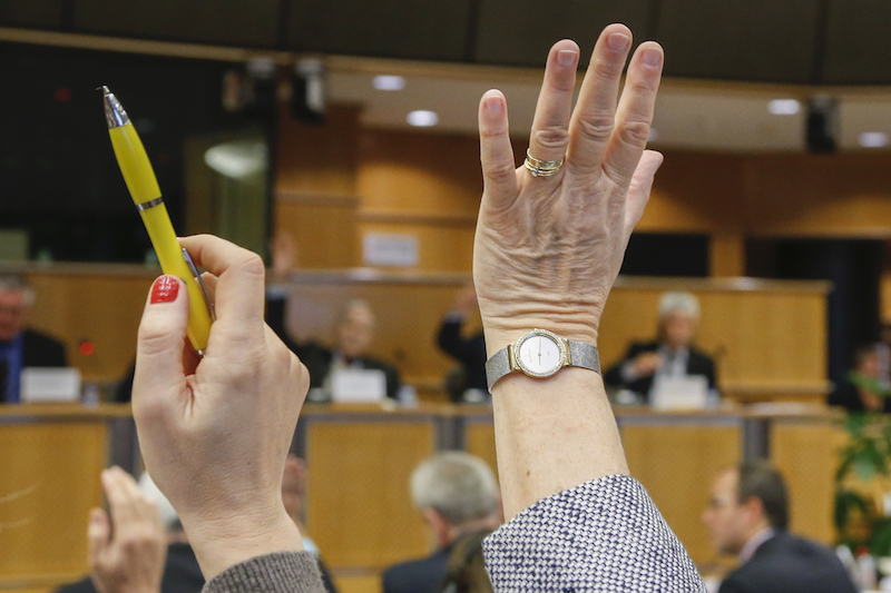 IA : Le Parlement européen adopte une résolution garantissant une utilisation équitable et sûre pour les consommateurs