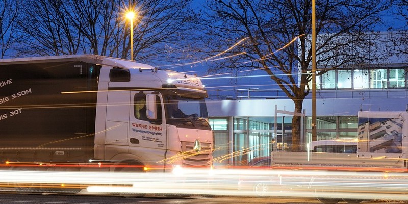 Exploiter l'intelligence artificielle et la vision par ordinateur pour améliorer la perception des camionneurs sur la route