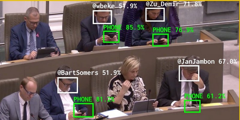 Un artiste numérique utilise le machine learning pour identifier les politiciens distraits par leur smartphone