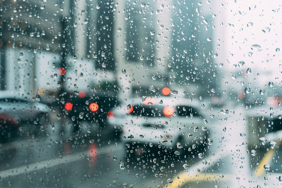 Les systèmes de sécurité d'aide à la conduite impactés par le mauvais temps, notamment la pluie, selon une étude d'AAA