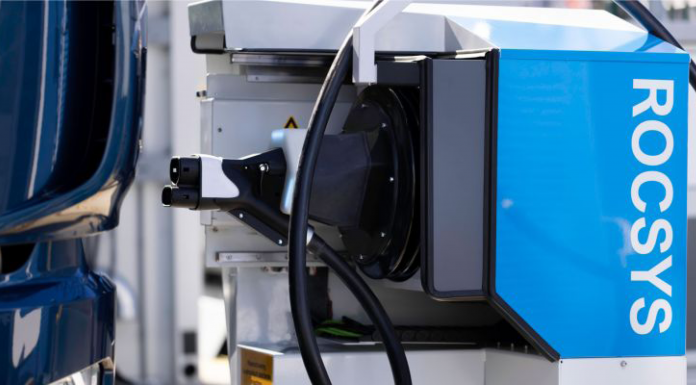 Rocsys, start-up néerlandaise, propose une solution pour le branchement autonome des câbles aux bornes de recharge
