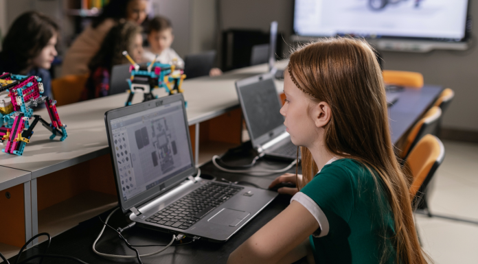 Génération IA : 1 jeune sur 2 aimerait apprendre grâce à l’intelligence artificielle dans les 5 prochaines années