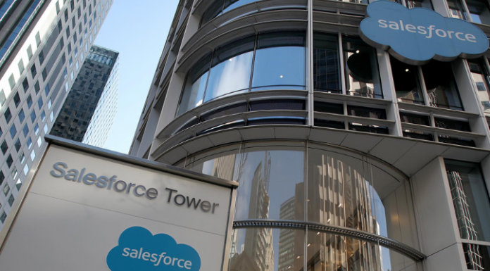 Comment Salesforce s'appuie sur l'IA générative pour améliorer la gestion de la relation client