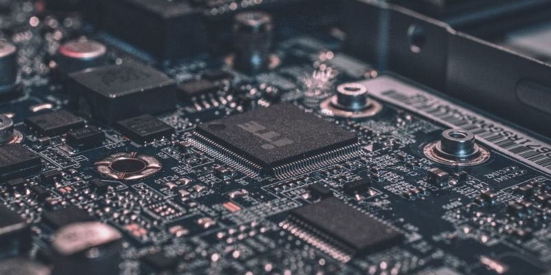 OpenAI réfléchirait à fabriquer ses propres puces d'IA
