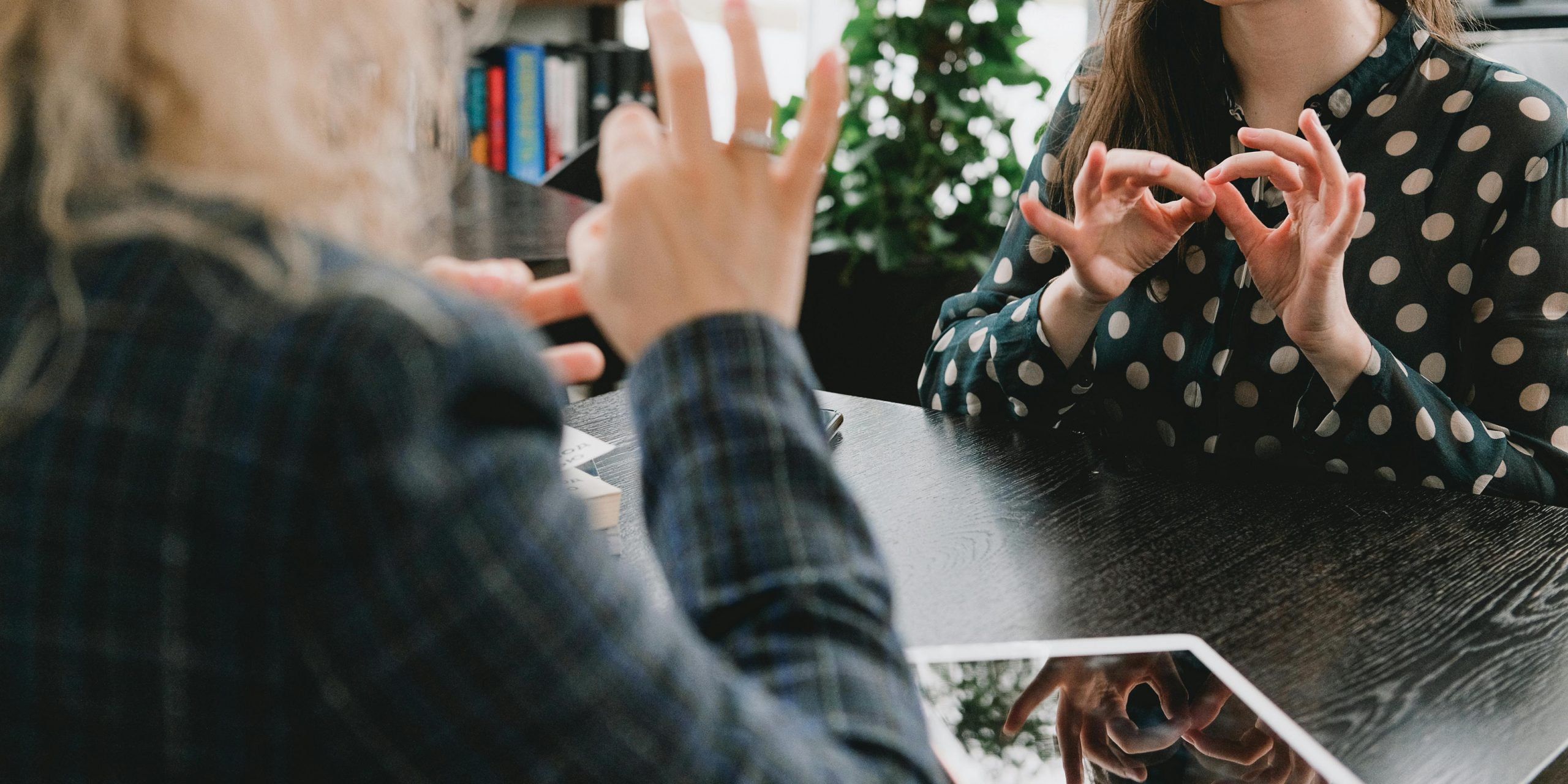 IA et inclusion : IVèS dévoile IRIS, le premier assistant conversationnel en langue des signes