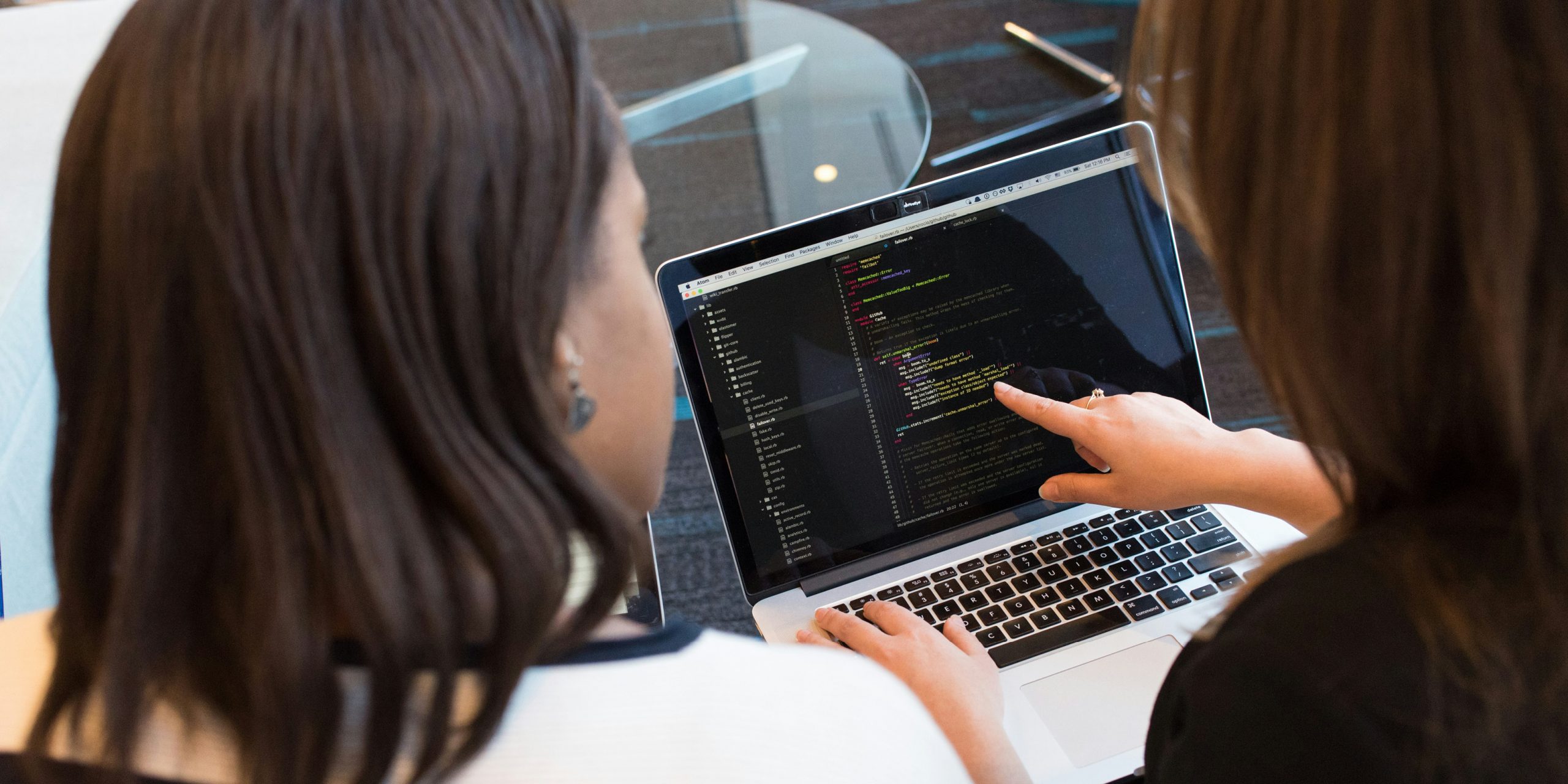 Programme GenIAles : Microsoft et Simplon ouvrent les portes du numérique aux femmes
