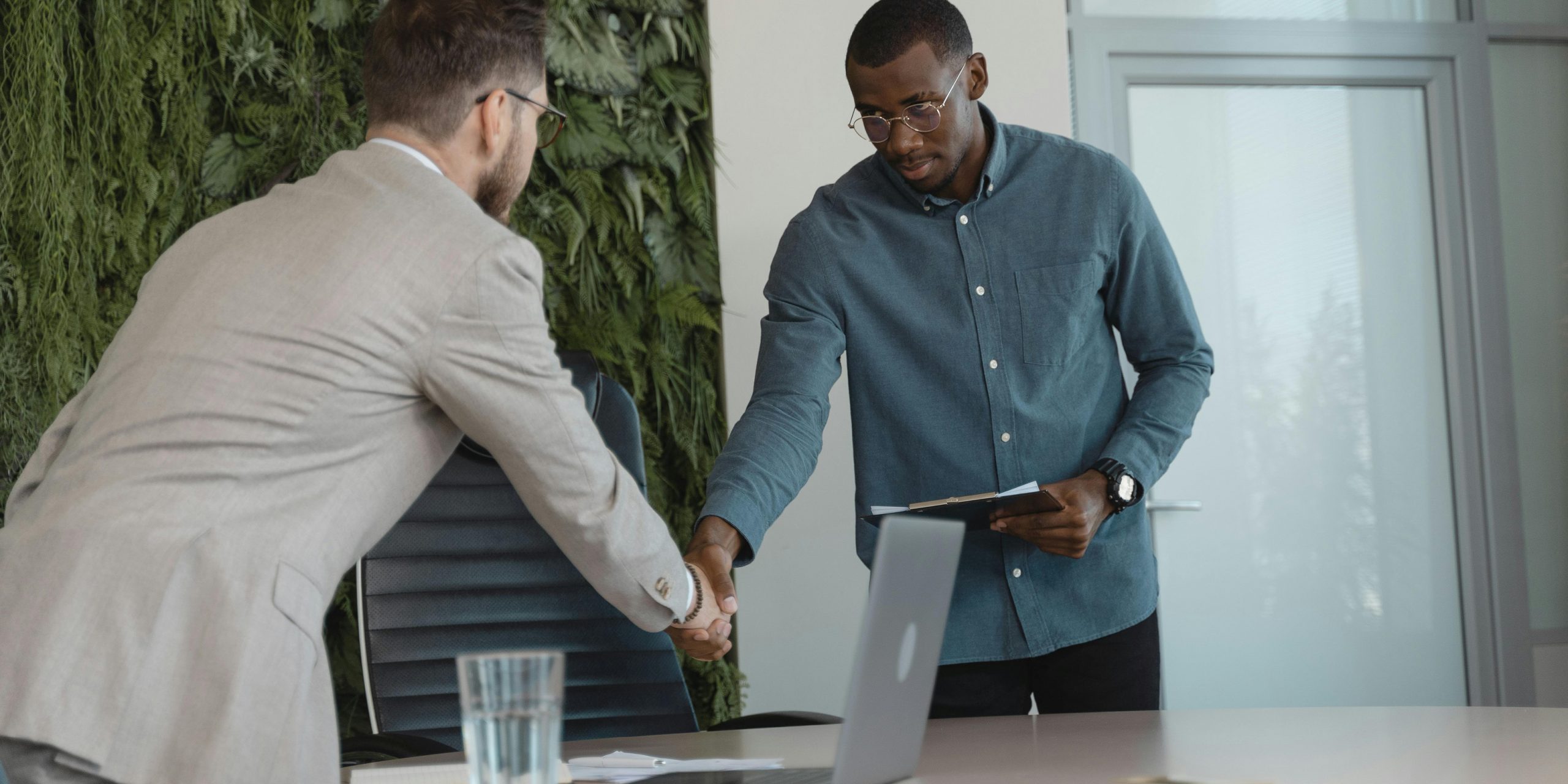 Etude Indeed : les recruteurs français privilégient les compétences informatiques de base malgré l'essor de l'IA