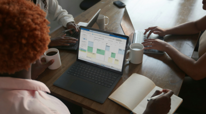 Etude TeamViewer : malgré l'impact positif de l'IA sur la productivité, la prudence reste de mise pour les décideurs français
