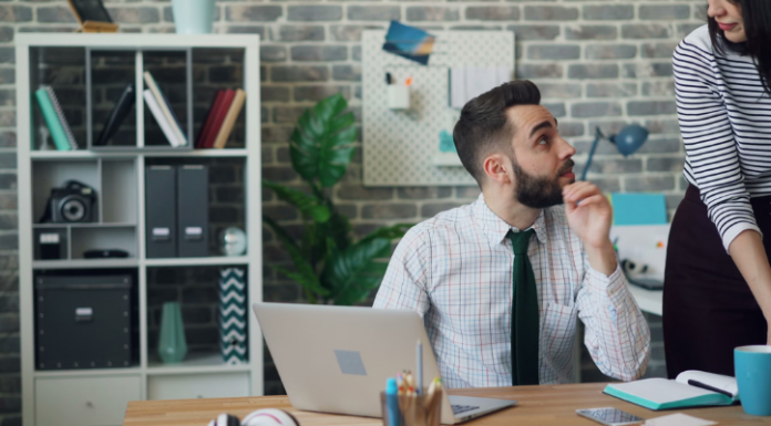 Face à l'essor de l'IA, les entreprises redéfinissent leurs priorités en matière de formation