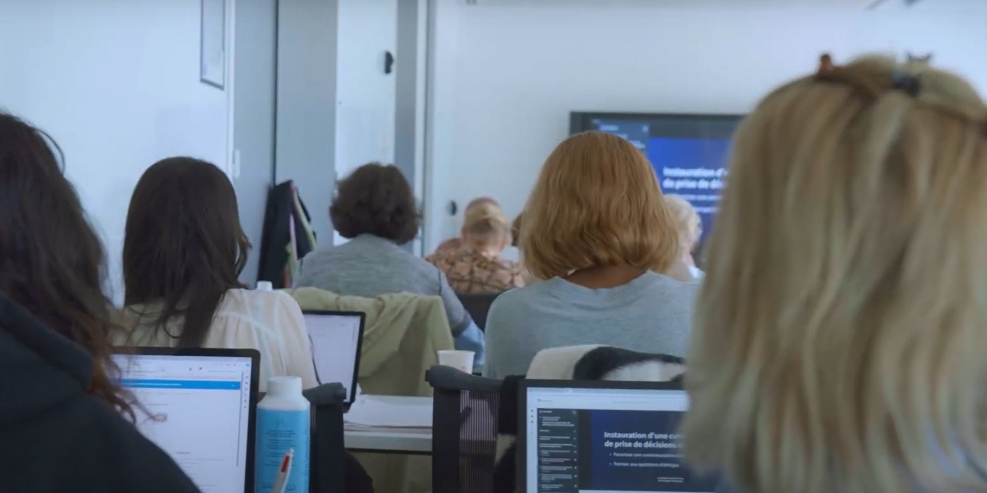 IA et inclusion féminine : Women in AI et Social Builder s'associent au programme GenIAles de Simplon et Microsoft